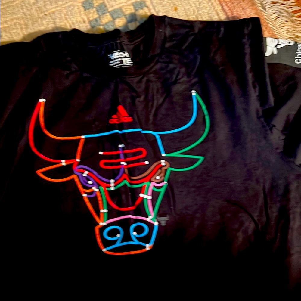Adidas Black Go-To Tee
Chicago Bulls subway stops t shirt
